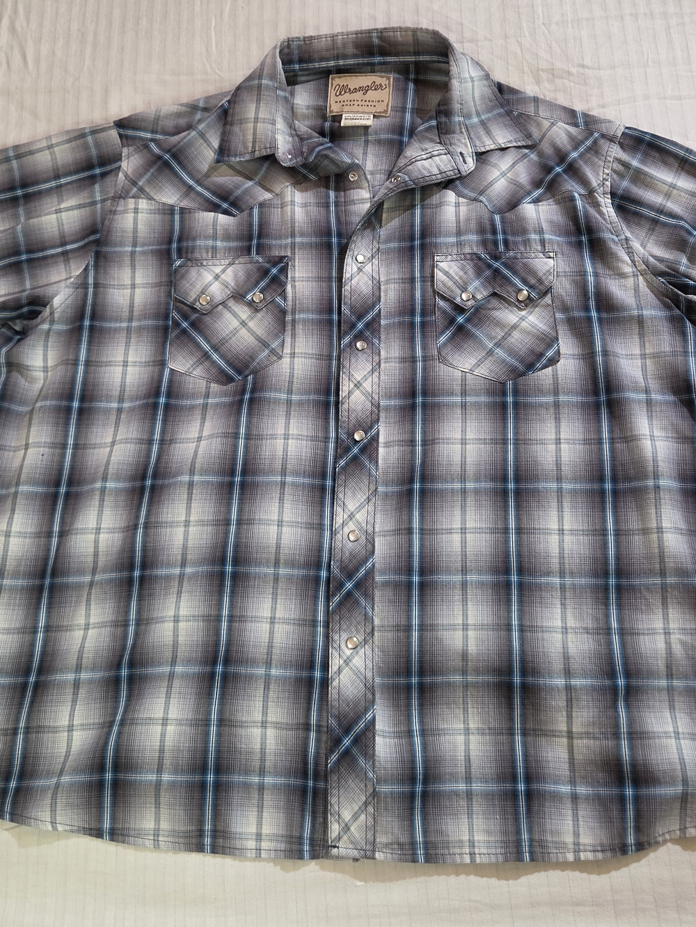 Wrangler Men’s Gray and Blue Plaid Button-Front Shirt